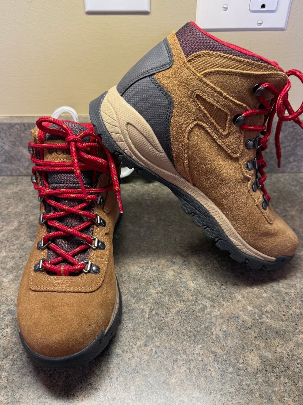 Columbia Newton Ridge Tan Suede Waterproof Hiking Boots Size 8 1/2